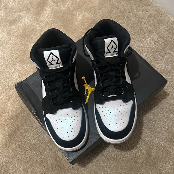 Nike Air Jordan 1 Mid Special Edition 4.5Y (GS) Diamond Black White Iridescent - Picture 4 of 5